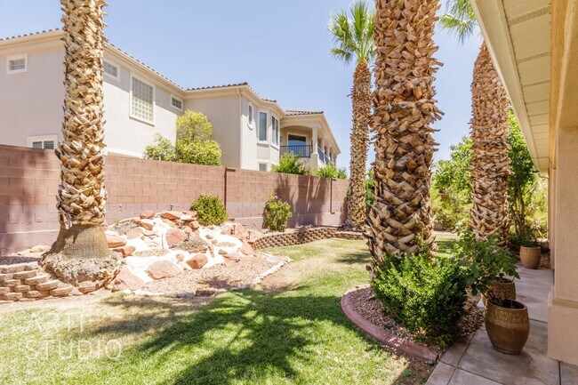 Building Photo - Stunning 3-Bedroom Home with Private Backy...