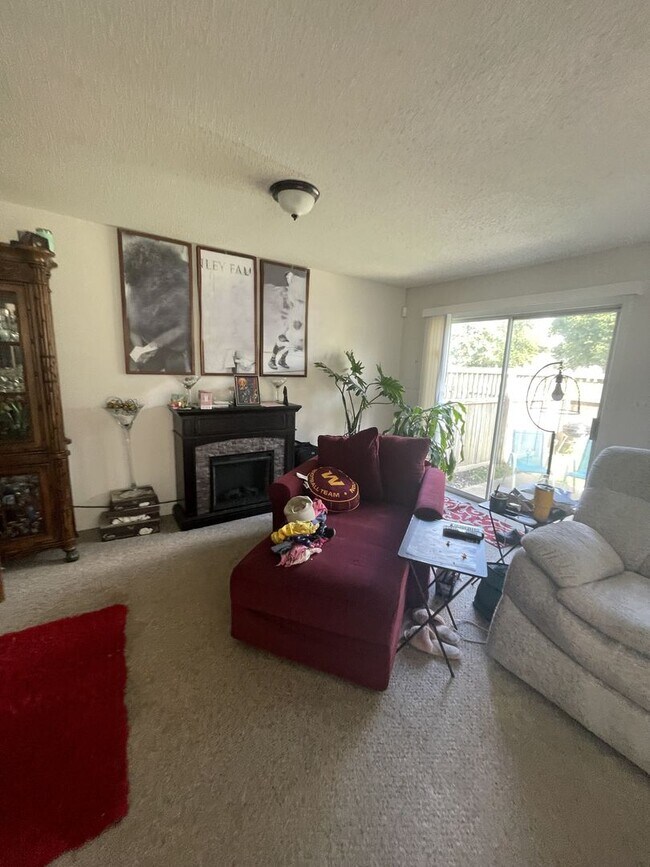 Building Photo - VERY NICE END UNIT TOWNHOME