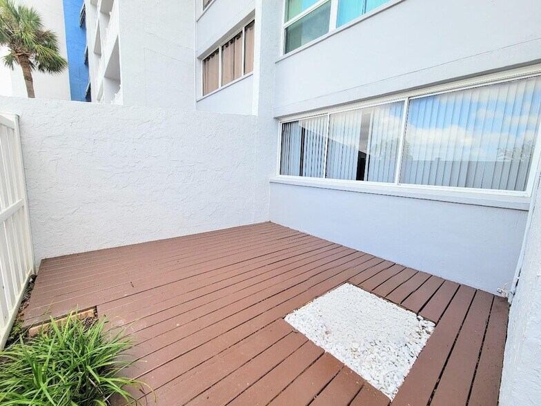 Building Photo - 500 Treasure Island Cswy