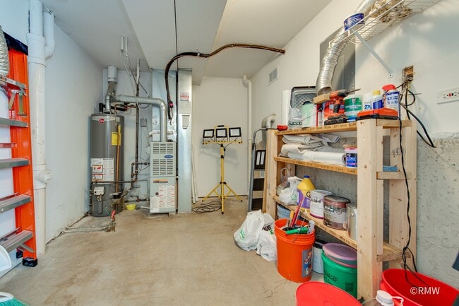 Building Photo - 27 Monarch Dr