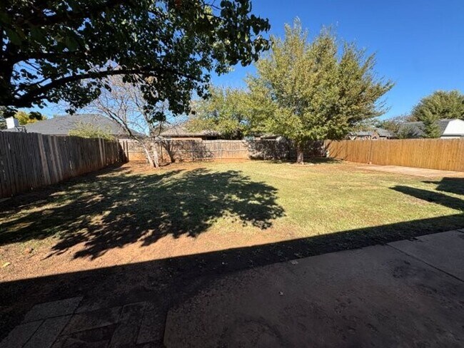 Building Photo - 3 bed, 2 bath ,fenced back yard in Moore Schools, ready for move in!