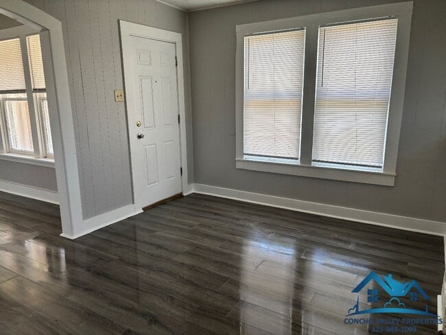 Building Photo - For Rent - 2 Bed/ 1 Bath Home