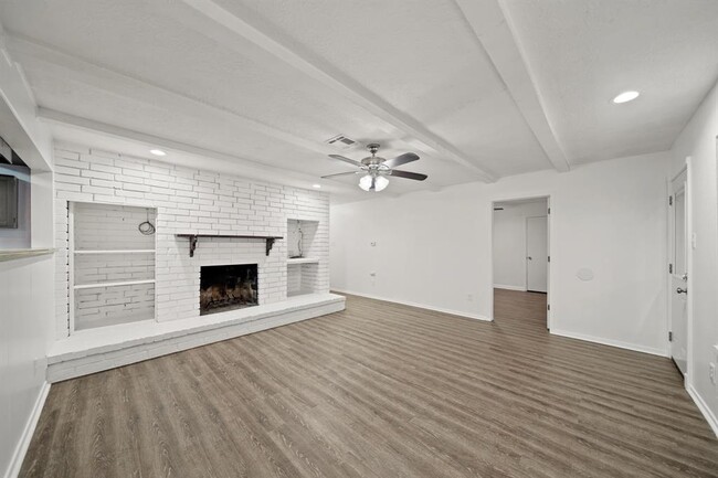 Building Photo - 16730 David Glen Dr