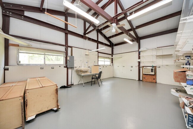 Building Photo - 3400 Surrey Ln