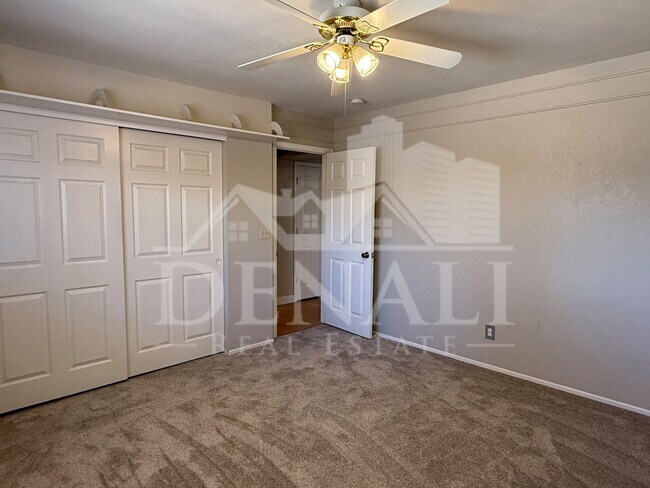 Building Photo - 5129 E Emile Zola Ave