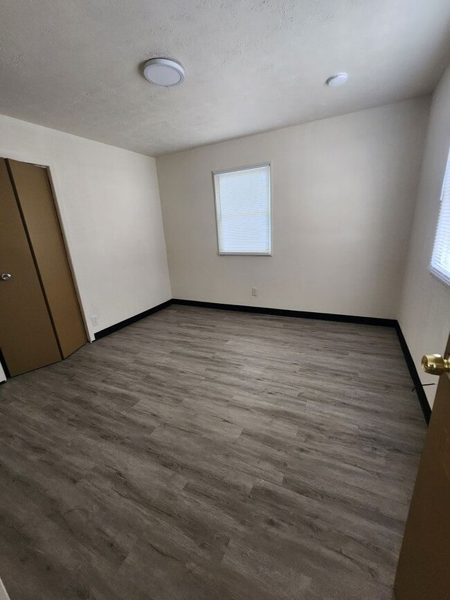 Building Photo - 4 Bedroom Clean House For Rent