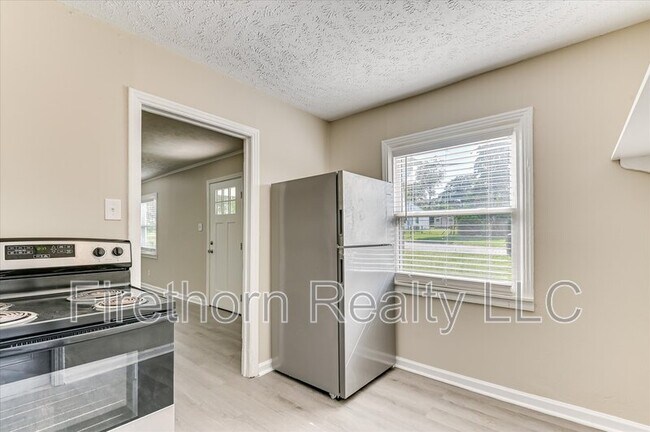 Building Photo - 924 Royalette Ave