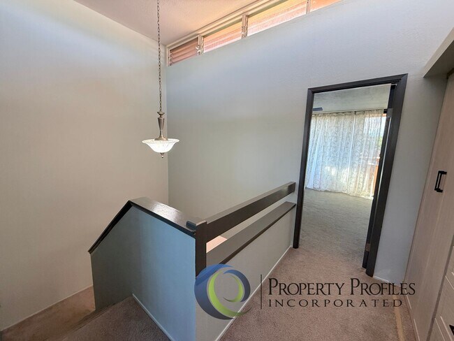 Building Photo - 4 Bedroom 2.5 bathroom Townhome in Kaholo ...