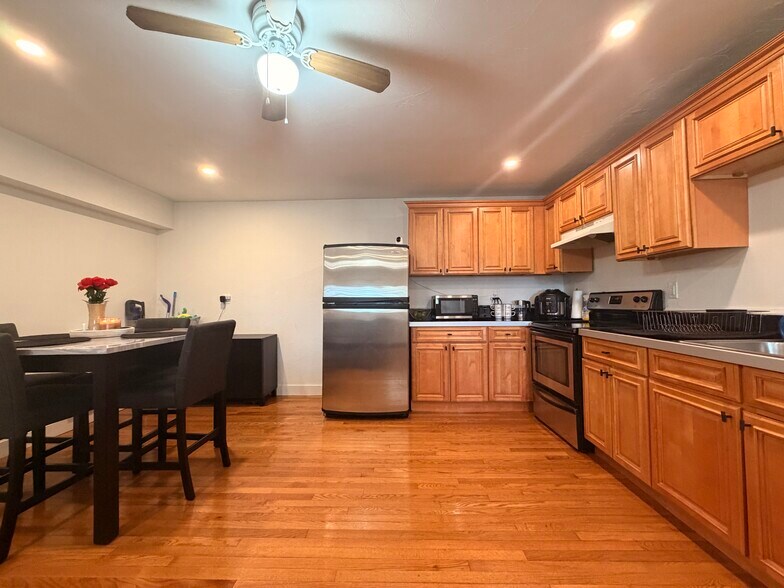 Building Photo - 532 East St