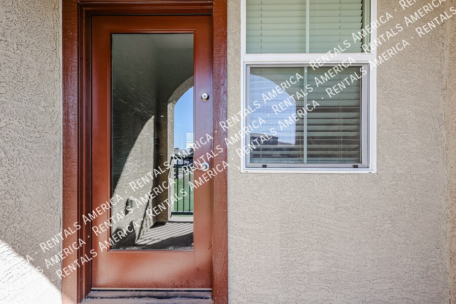Building Photo - 1255 N Arizona Ave