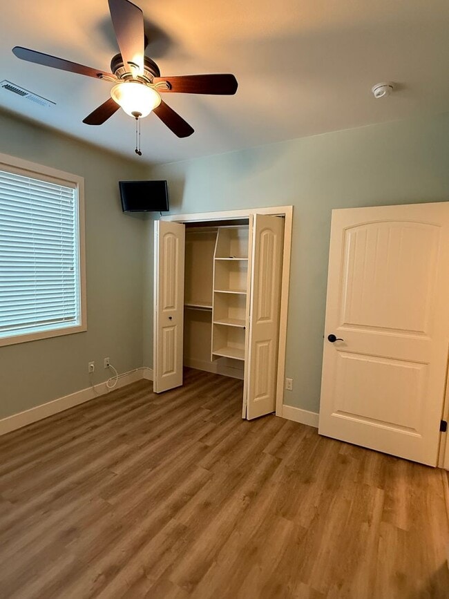 Building Photo - 2 Bedroom/ 2 Bathroom Townhome by Ben Stee...