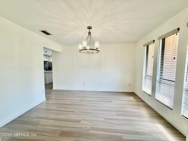 Building Photo - 366 Perthshire Dr
