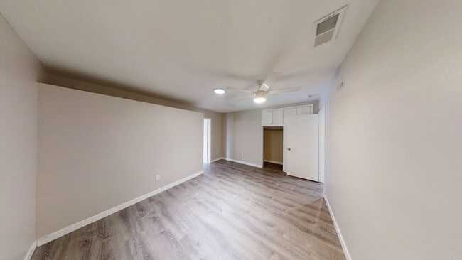 Building Photo - 5577 Mary Ln Dr