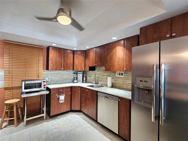 Building Photo - 3505 S Ocean Dr