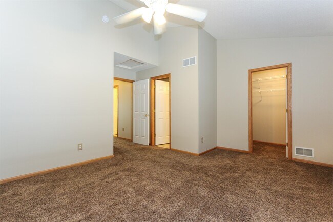 Building Photo - 8033 Stratford Cir S