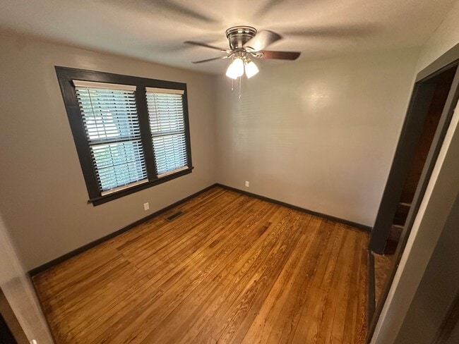 Building Photo - 2 Bed 1 Bath home minutes from everything ...