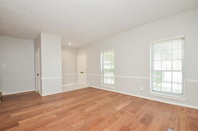 Building Photo - 940 Wycliffe Dr