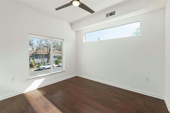 Building Photo - 207 W Johanna St