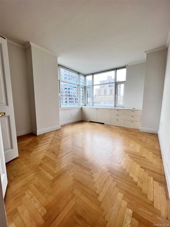 Building Photo - 404 E 76th St