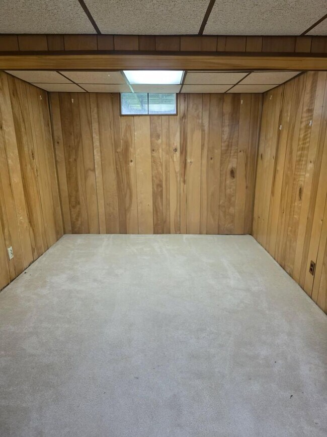 Building Photo - 812 Leeds Ln