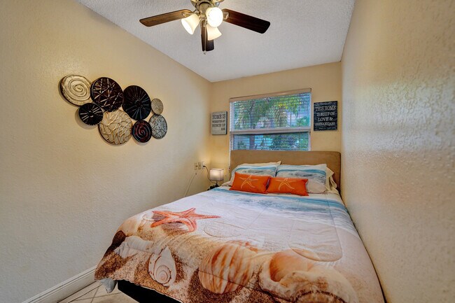 Building Photo - 220 Pine Ave