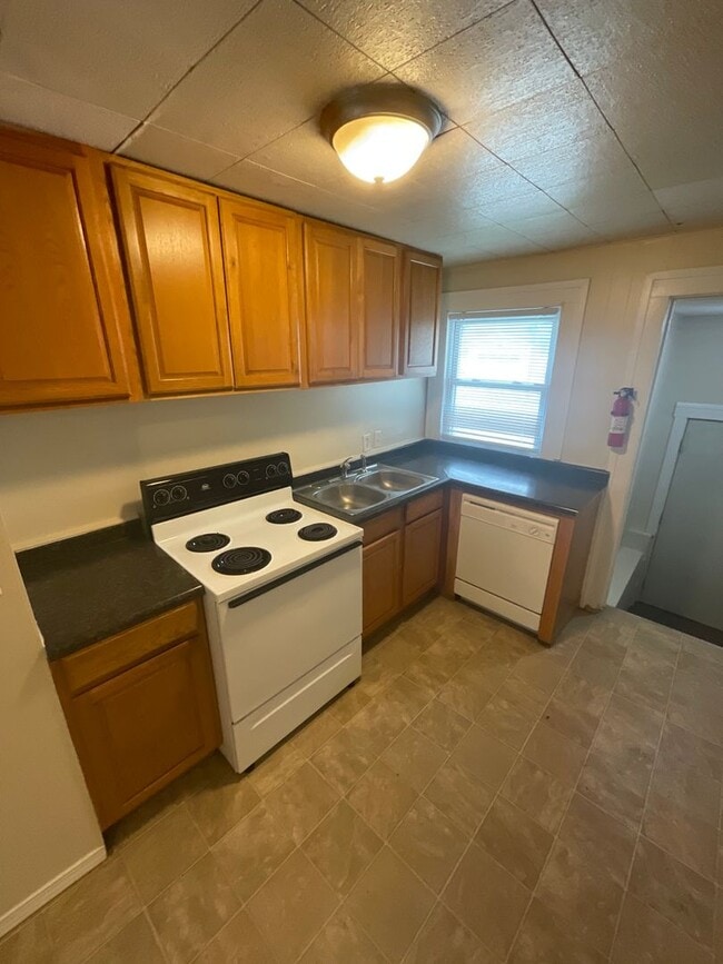 Building Photo - ***AVAILABLE AUGUST 2027*** 5 Bed 2 Bath house. Close to business school. Excellent Location!