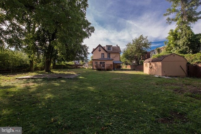 Building Photo - 724 E Locust Ave