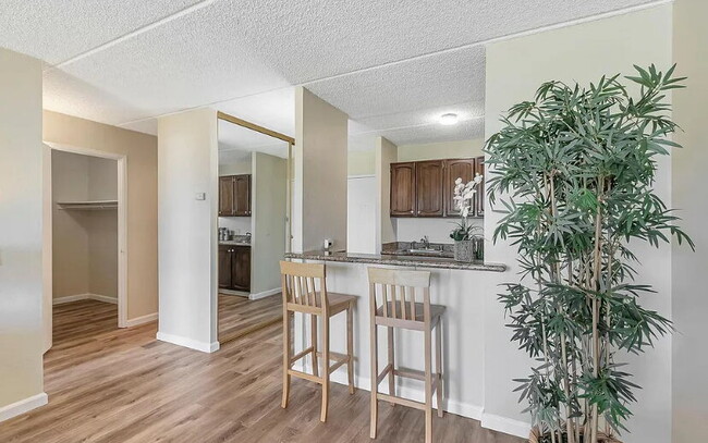 Building Photo - Spacious 1bdrm living room and bedroom with large picture windows bringing in lots of natural light.