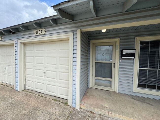 Building Photo - 2-Bedroom Duplex for Rent in Killeen