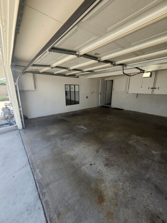 Building Photo - 1441 W Village Ln