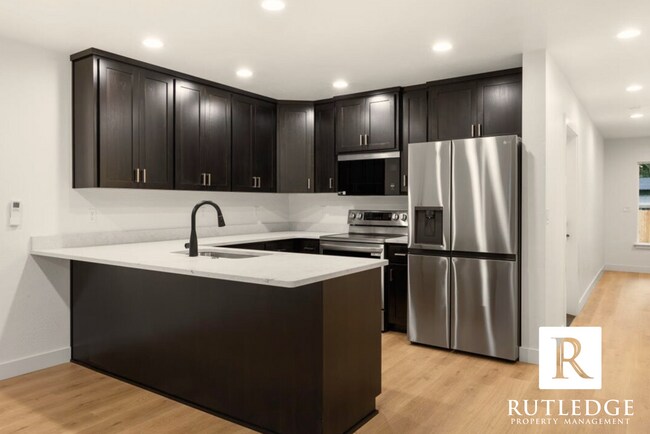 Building Photo - 565 G St