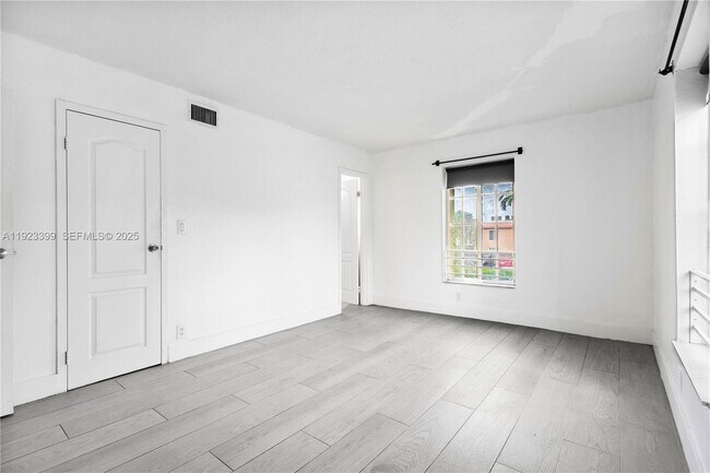 Building Photo - 5201 Geneva Ct