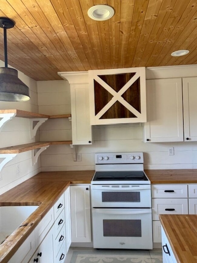 Building Photo - Charming 3BR House in Madisonville