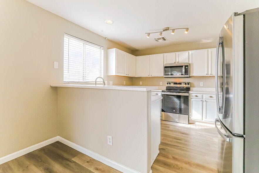 Building Photo - 12031 W Dahlia Dr