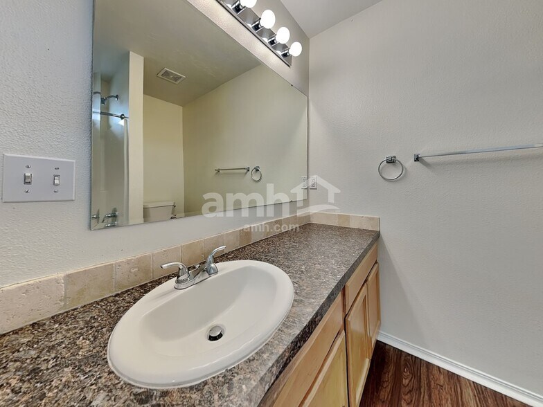 Building Photo - 10062 W Rustica St