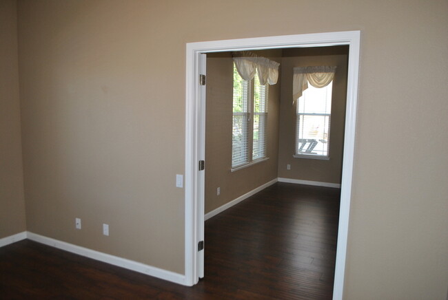 Building Photo - Gorgeous home in Springfield at Whitney Oaks