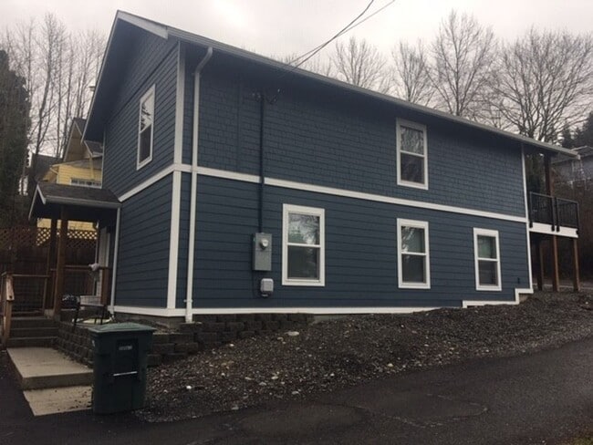 Building Photo - AVAILABLE NOW! 4 bed/2 bath House with Den...