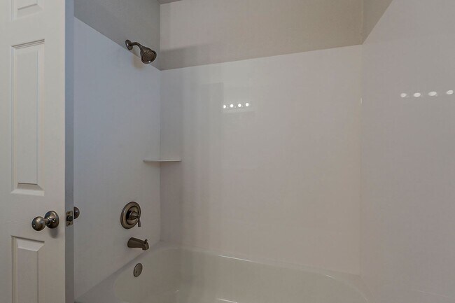Building Photo - 558 S Lesueur