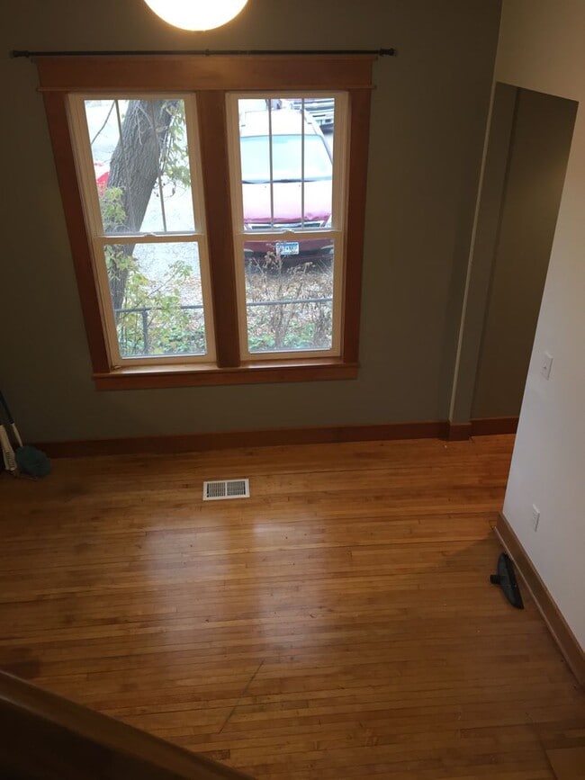 Building Photo - 1414 1/2 Jefferson Street - Available June! - Income Restricted Unit