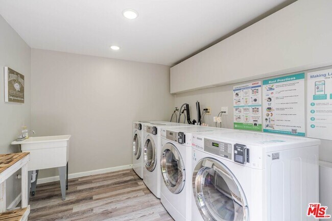 Building Photo - 10900 Blix St