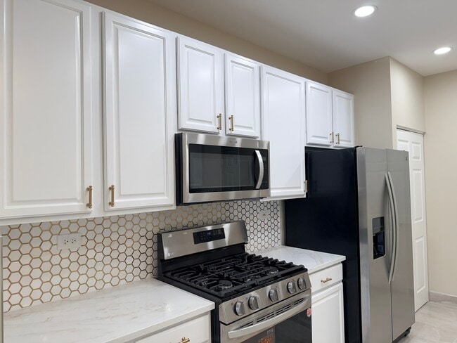 Building Photo - 431 Pine Lake Cir