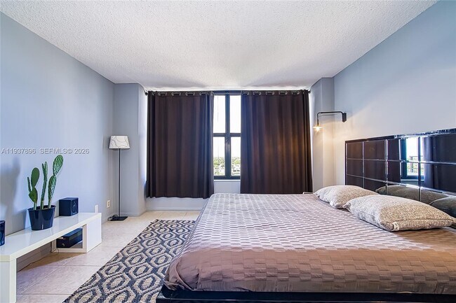 Building Photo - 2500 Parkview Dr