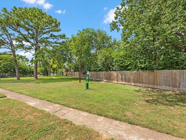 Building Photo - 5634 Birchmont Dr