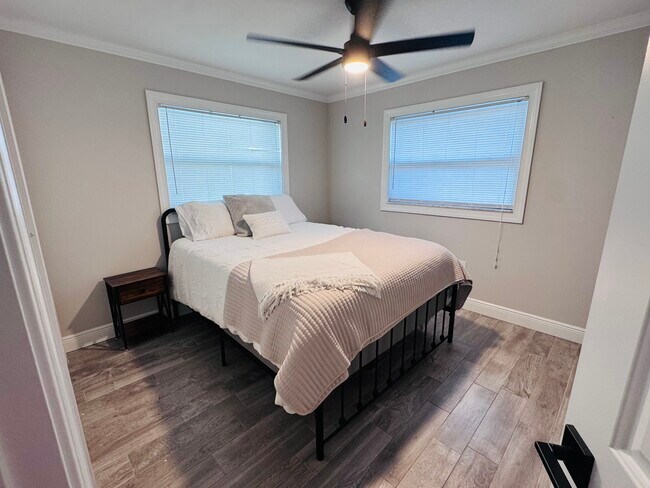 Building Photo - 13926 Sunset Dr