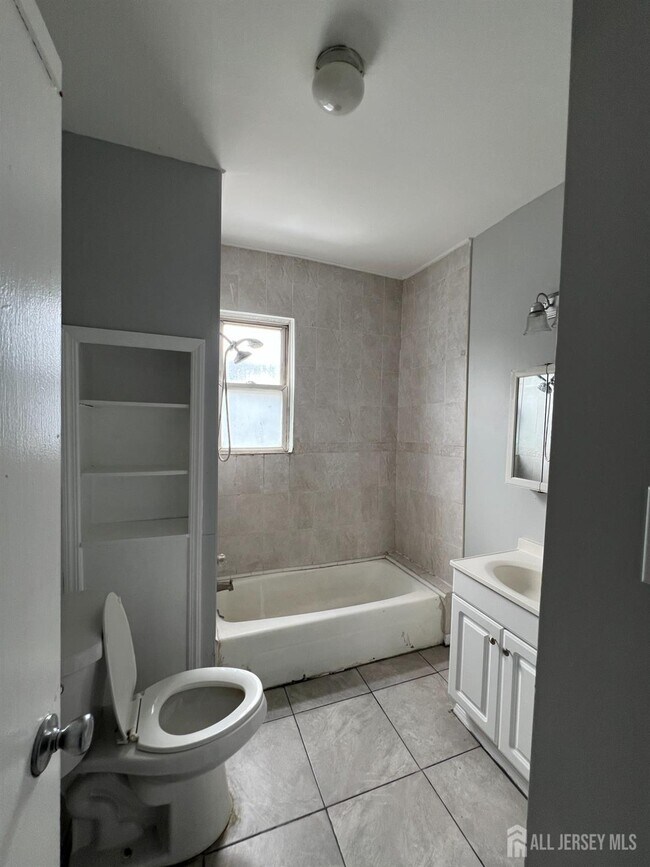 Building Photo - 498 Norwood St