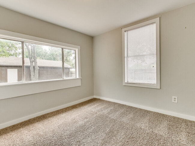 Building Photo - Updated DUPLEX + Minutes away from The Plaza, Paseo, Midtown, Uptown District!