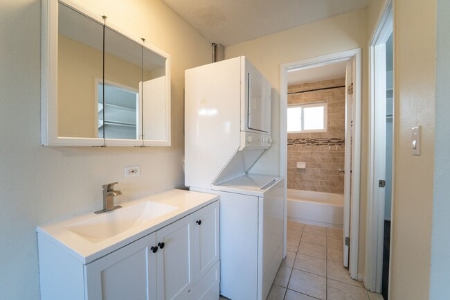 Building Photo - Lakeside Gem- Upstairs 1 Bed w/all amenities. A must see, Don't Wait!- Ready Now!