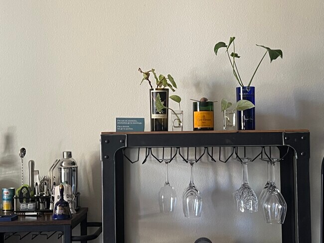 Building Photo - 550 Camino De La Reina