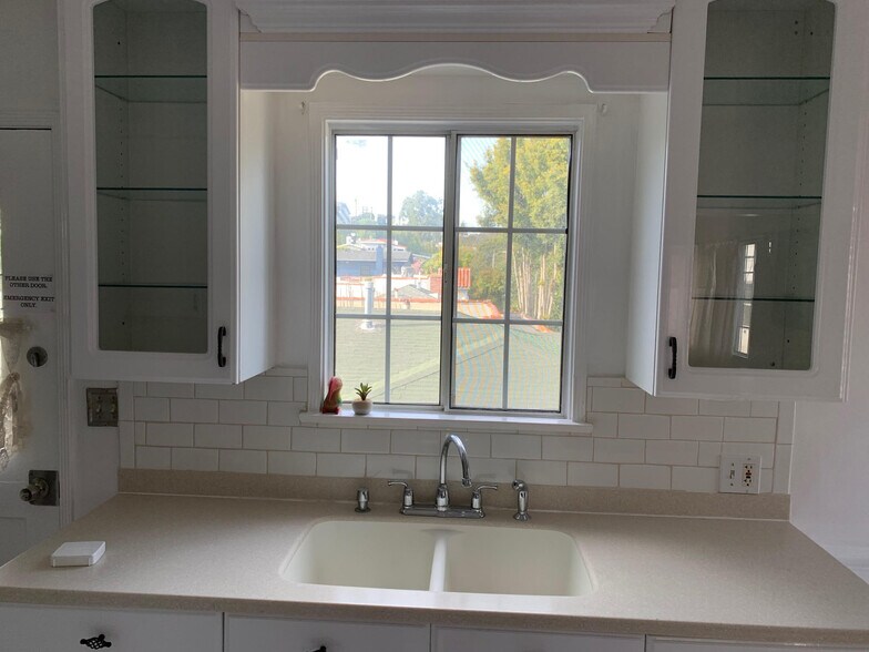 Building Photo - 253 5th Ave