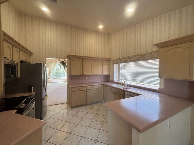 Building Photo - 3 Bed 2 1/2 Bath Water Front Home in Desert Shores
